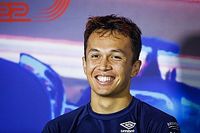 Albon confirme sa présence à Singapour après ses soucis de santé