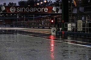 VIDEO: Enorme regenbui legt start VT3 F1 Singapore stil