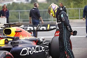 Hamilton critica el coche de Mercedes: "Es una mierda y es lento"