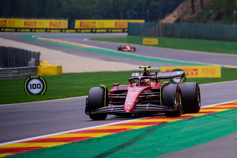 Sainz weerloos naar P3: "Red Bull reed in eigen klasse in België"