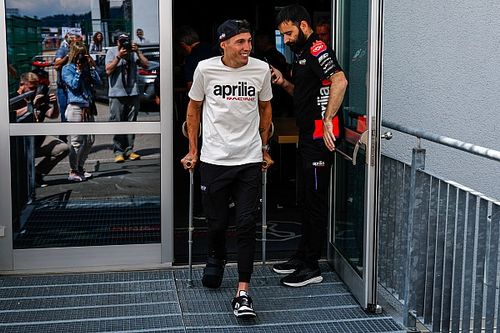 Aleix Espargaro sufri&oacute; fracturas en el pie por su ca&iacute;da en bicicleta