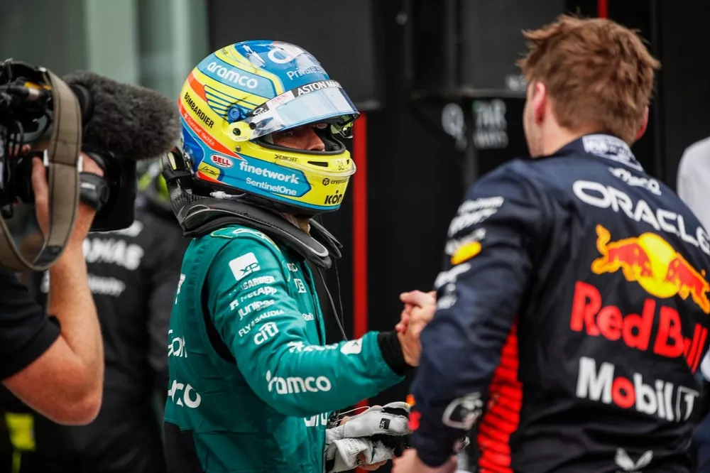 Fernando Alonso, Aston Martin F1 Team, 2ª posición, Max Verstappen, Red Bull Racing, 1ª posición, se felicitan mutuamente en Parc Ferme