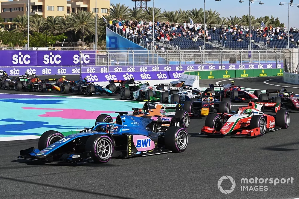 Jack Doohan (AUS, Invicta Virtuosi Racing) leads Jehan Daruvala (IND, MP Motorsport) and Frederik Vesti (DNK, Prema Racing)