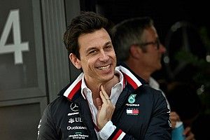 Wolff szeretné megszerezni a 7. címet Hamiltonnal a Mercedesnél, de talán nem lesz ott minden futamon