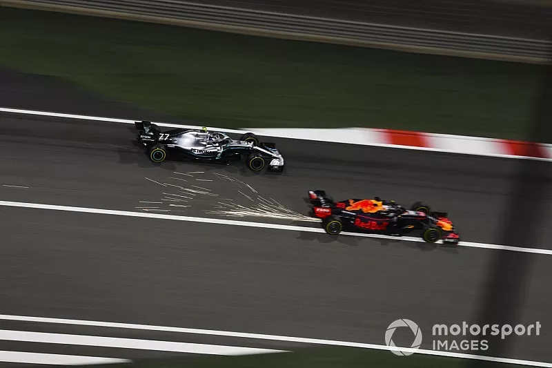 Max Verstappen, Red Bull Racing RB15, en bagarre avec Valtteri Bottas, Mercedes AMG W10