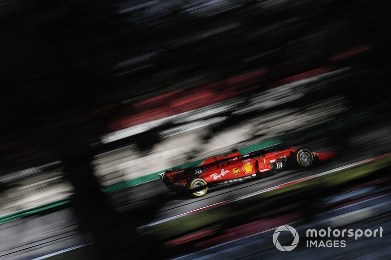 Képgaléria: Leclerc a Ferrari SF90 volánja mögött Barcelonában