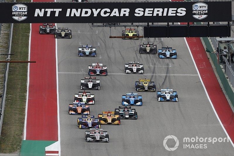 Will Power, Team Penske Chevrolet leads at the start