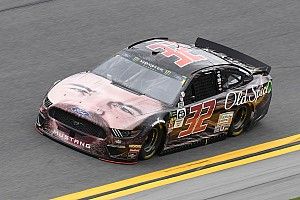 Equipe da NASCAR coloca rosto de piloto em capô de carro para Daytona 500