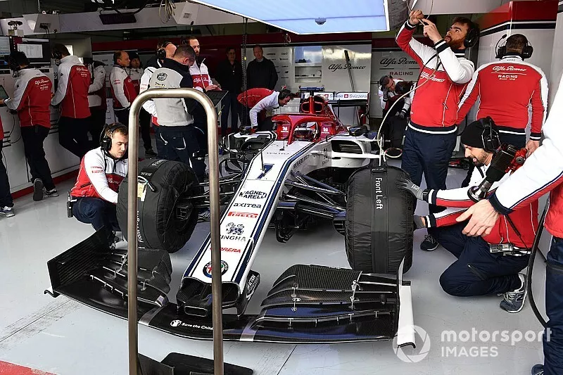 Kimi Raikkonen, Alfa Romeo Racing C38 in the garage