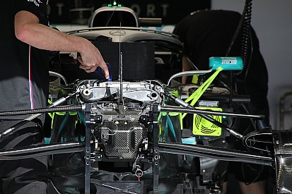 Mercedes: a cosa serve il supporto dello specchietto colorato di verde fluorescente?
