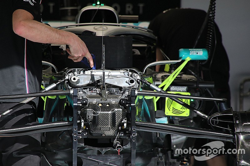 Mercedes: a cosa serve il supporto dello specchietto colorato di verde fluorescente?
