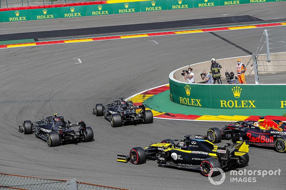 Lewis Hamilton, Mercedes F1 W11, Valtteri Bottas, Mercedes F1 W11, Daniel Ricciardo, Renault F1 Team R.S.20, Max Verstappen, Red Bull Racing RB16, primera curva