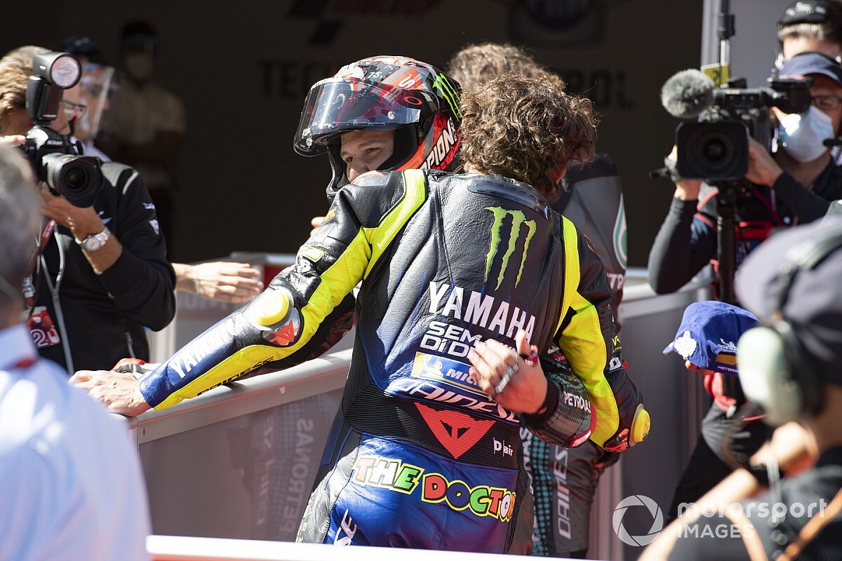 Rossi no espera órdenes de equipo para ayudar a Quartararo