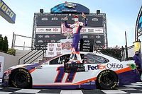 Denny Hamlin consigue la victoria en Dover