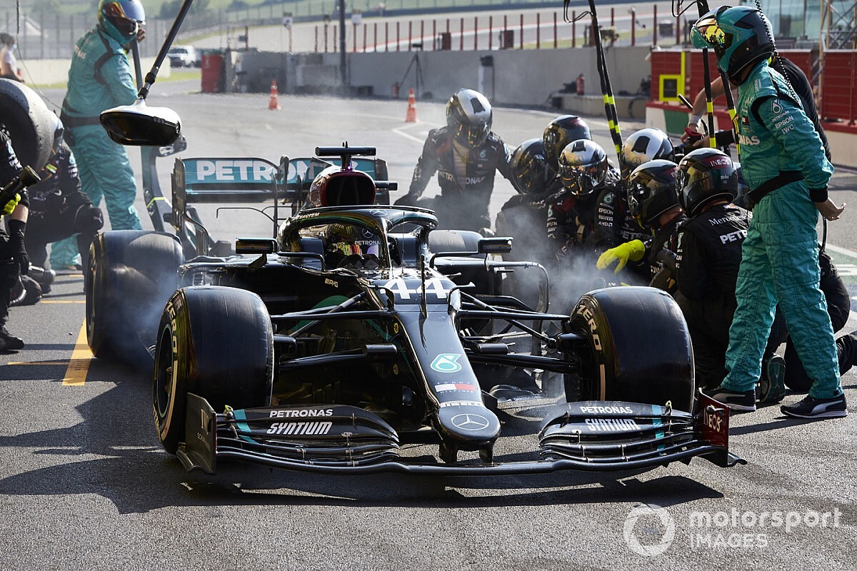 Lángokban Hamilton fékjei – a Mercedes mégsem aggódott
