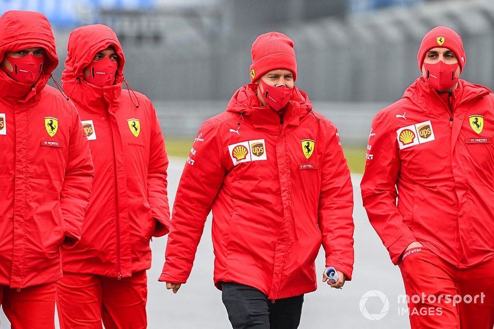 Sebastian Vettel, Ferrari cammina con i membri del team Ferrari