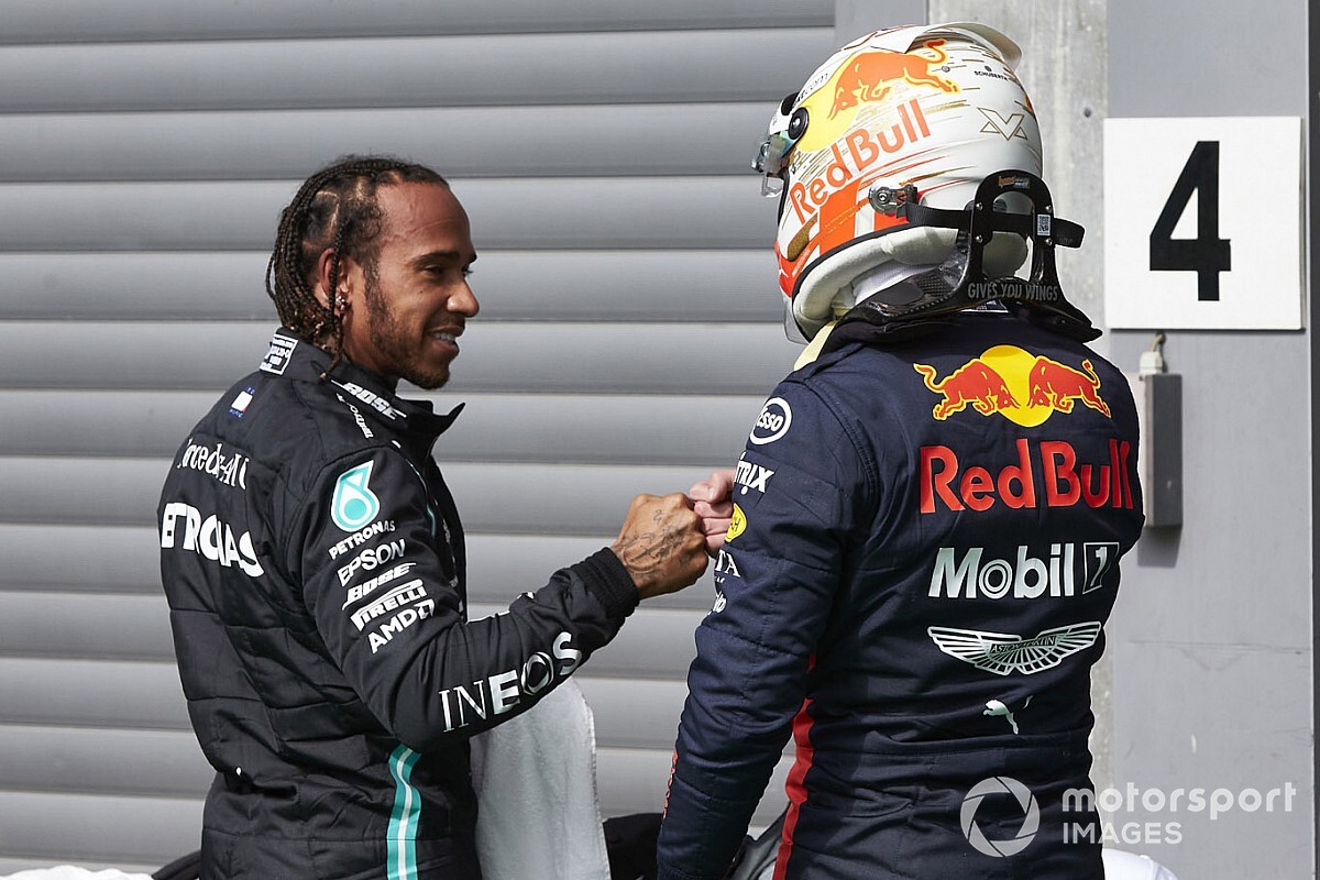 Hamilton: "Verstappen staat er helemaal alleen voor bij Red Bull"