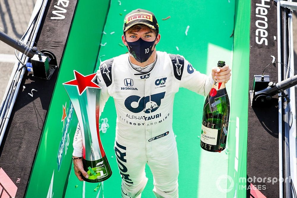 Racewinnaar Pierre Gasly, AlphaTauri op het podium