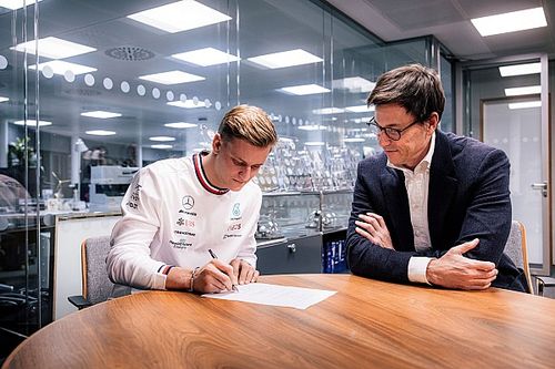 Шумахер стал запасным гонщиком Mercedes F1