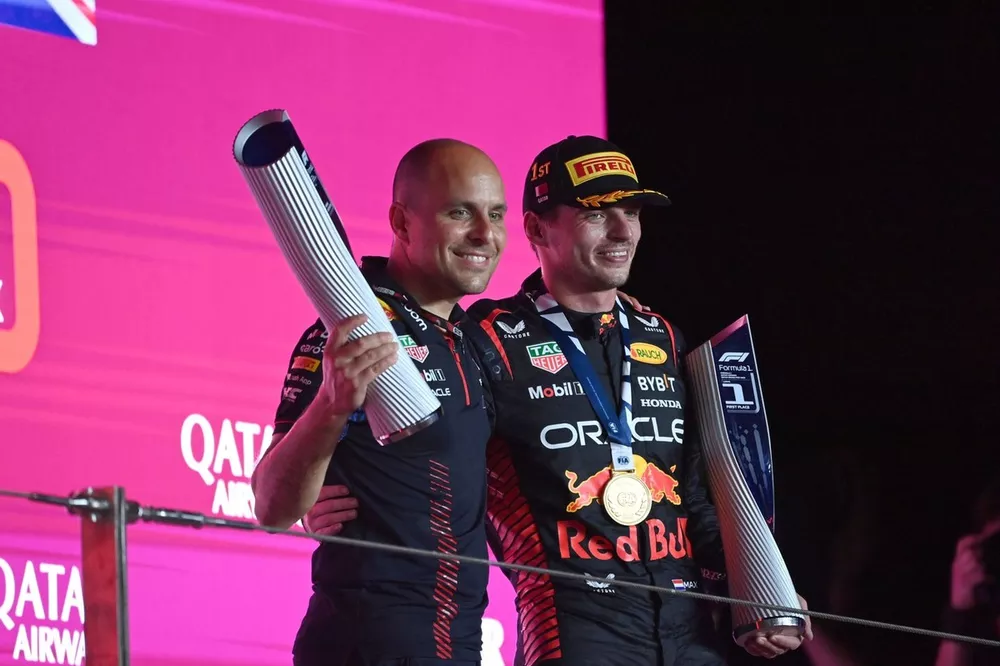 Gianpiero Lambiase, Ingeniero de Carrera, Red Bull Racing, Max Verstappen, Red Bull Racing, 1&ordf; posici&oacute;n, en el podio con los trofeos.