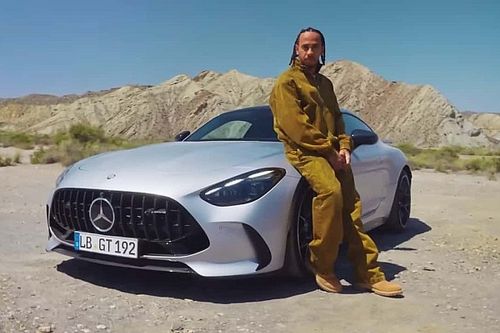 ¡Hamilton, levantando polvo con el Mercedes-AMG GT Coupé 2024!