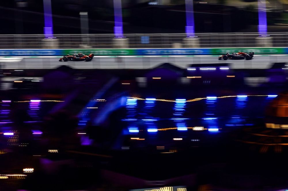 Lando Norris, McLaren, Yuki Tsunoda, Red Bull Racing