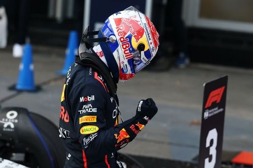 F1 - Verstappen 'abre o jogo' após pole em Baku: Estava "sem pneus" por causa das bandeiras vermelhas