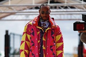 Büntetéssel kezdheti a hazai futamát Lewis Hamilton