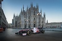 Fotos: Alfa Romeo, de celebración, 'despierta' a Milán con Bottas