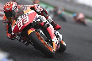 Kettős Marquez-győzelem az őrületen izgalmas virtuális MotoGP Nagydíjon, Rossi harmadik