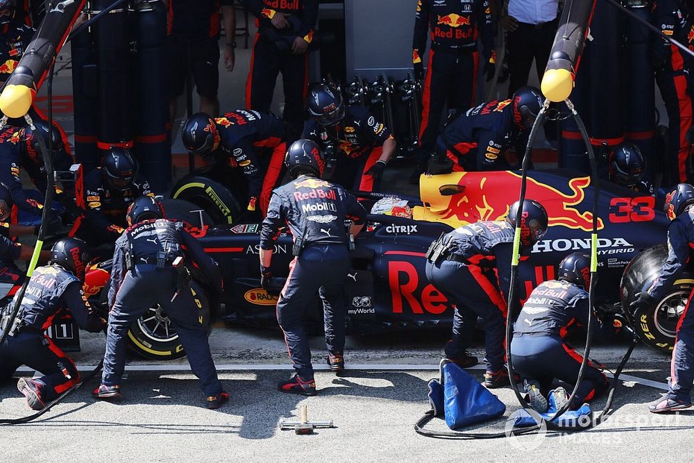 Max Verstappen, Red Bull Racing RB16, pit stop