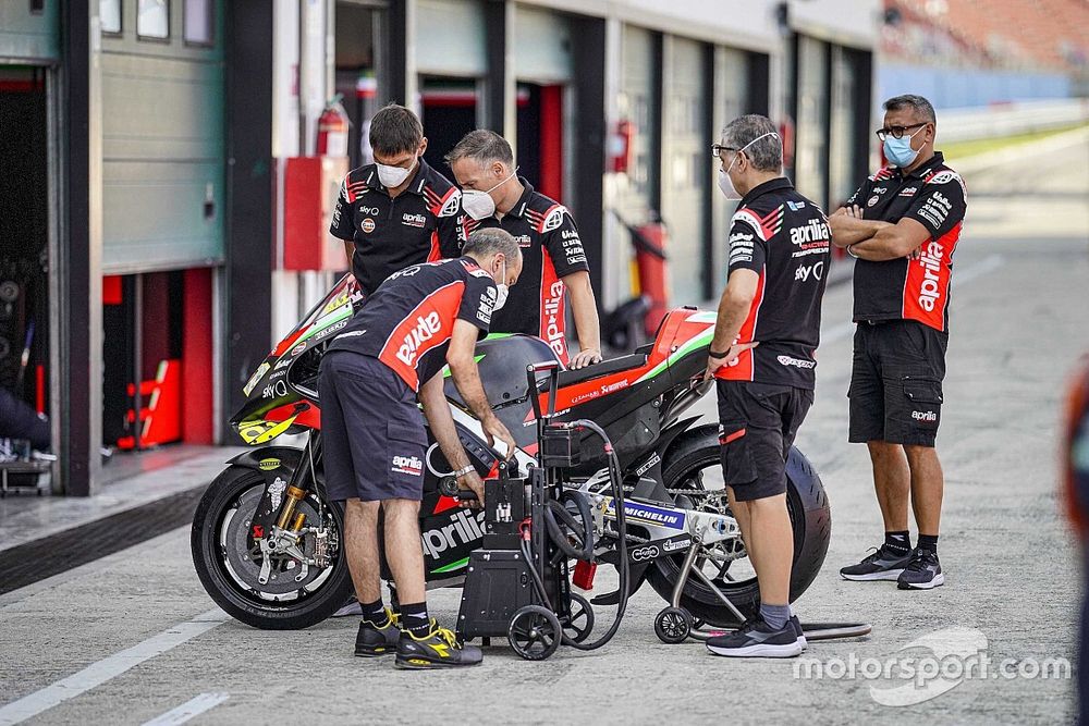 Aprilia cambia una pieza clave de su motor con permiso de sus rivales