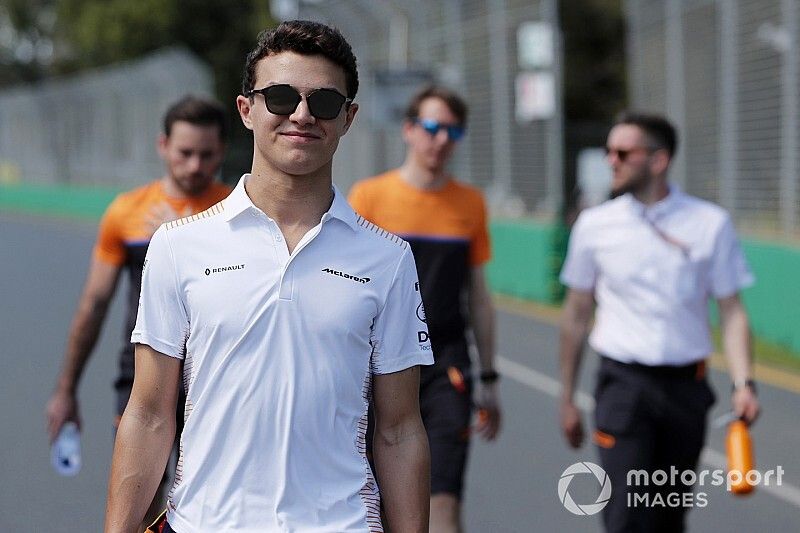 Norris duplázik, és az F1 hivatalos versenyén is indul ma este!