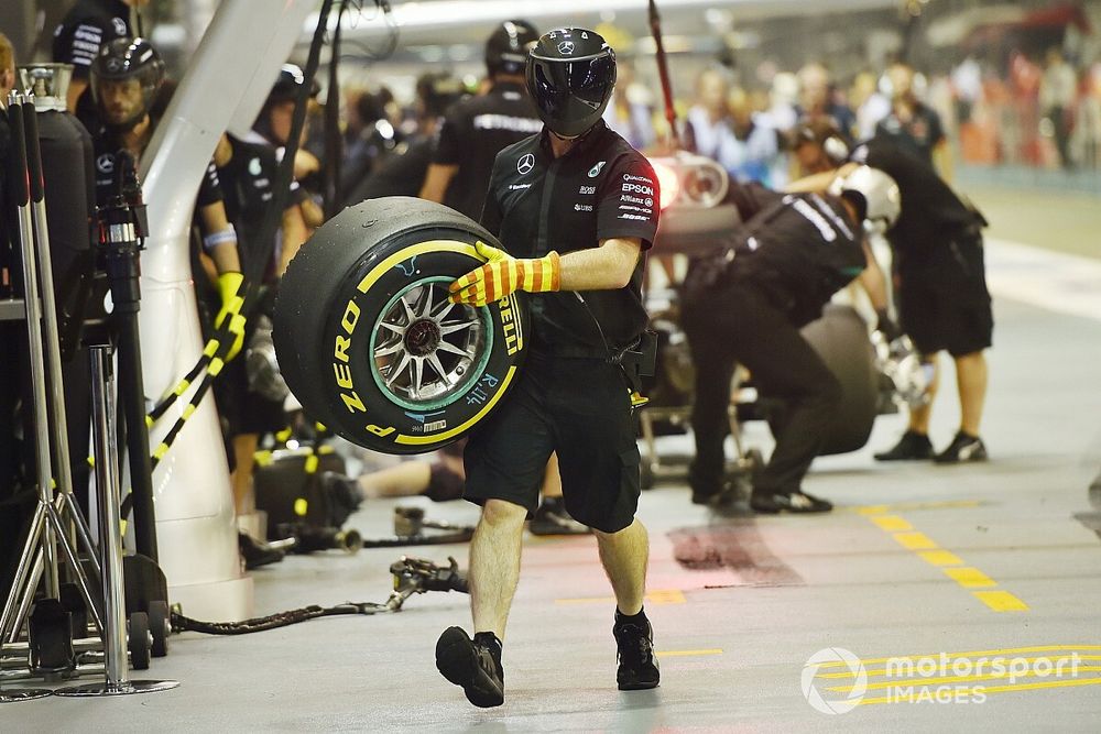 Mecánico de Mercedes AMG F1 con neumático Pirelli