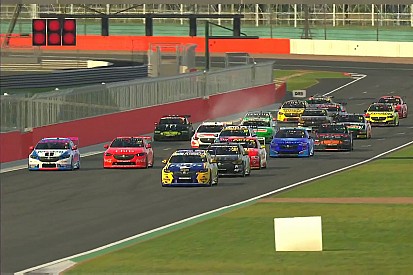 Kijk terug: Verstappen in Supercars op Silverstone en Barcelona