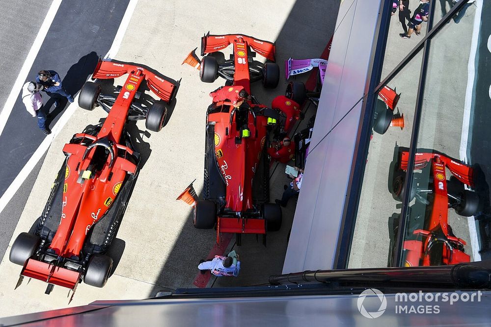 Los monoplazas de Sebastian Vettel, Ferrari SF1000, y Charles Leclerc, Ferrari SF1000, en Parc Ferme