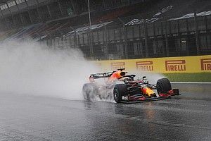 Egy egészen lenyűgöző onboard felvétel, ahogy Verstappen kontrollálja a Red Bullt
