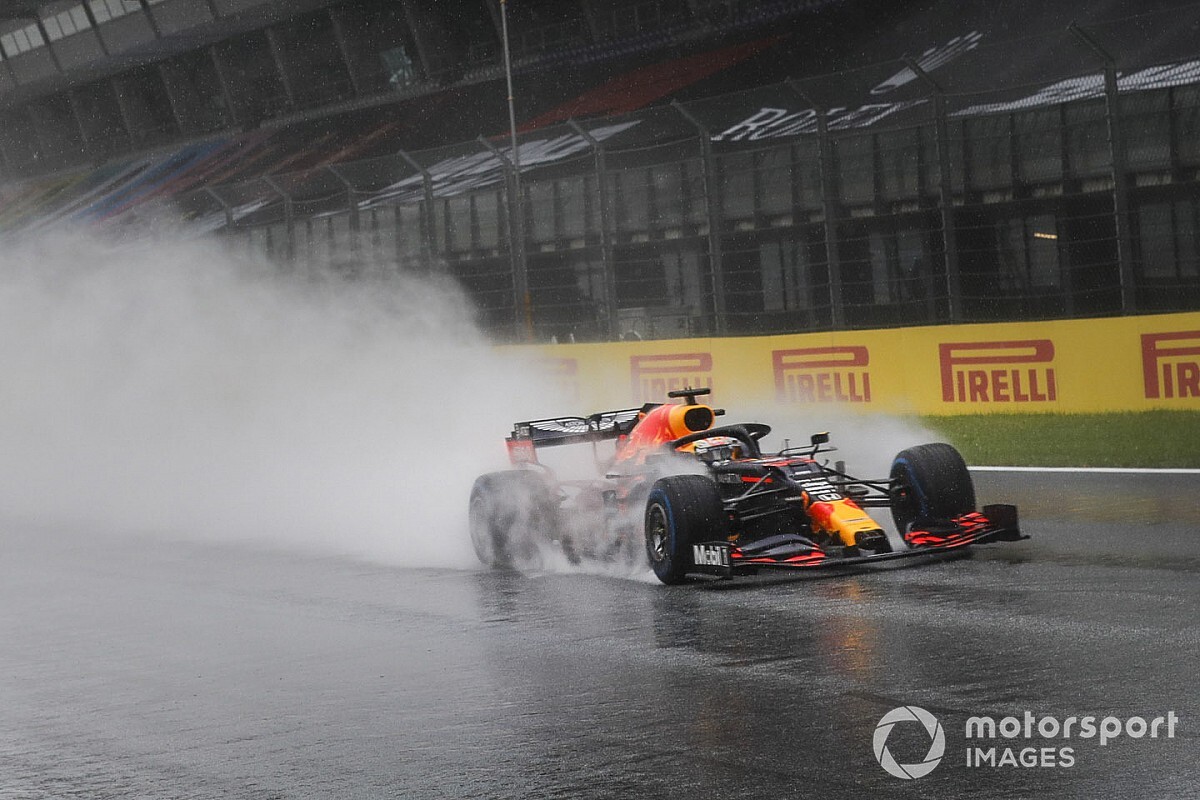 Egy egészen lenyűgöző onboard felvétel, ahogy Verstappen kontrollálja a Red Bullt