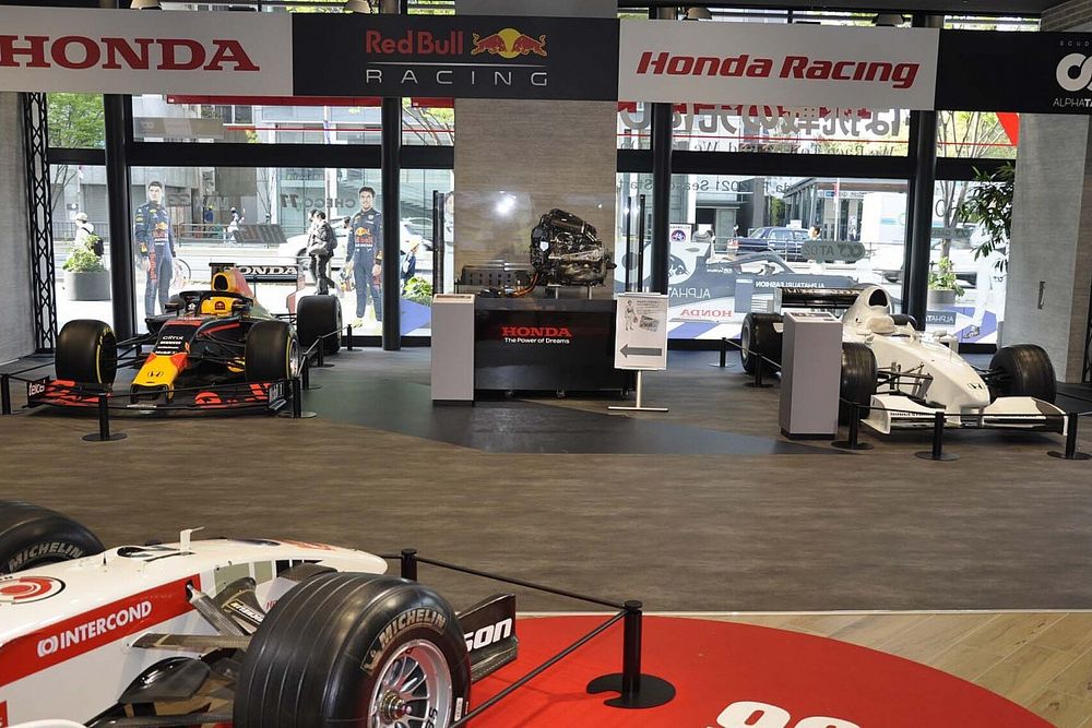 ホンダ青山でF1マシン5台が展示中。”フェルスタッペン親子”の繋がりを感じるRA099+RB16