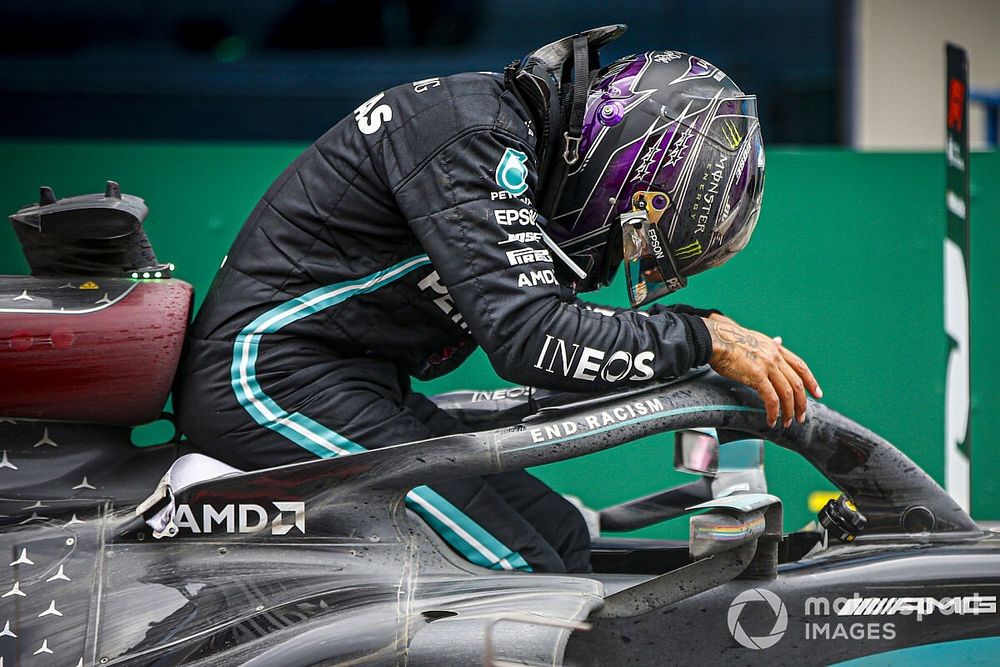 Lewis Hamilton, Mercedes-AMG F1, descend de sa voiture après avoir sécurisé son 7e titre mondial