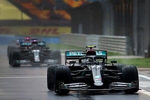 A volt Forma-1-es pilótát sokkolta, hogy Hamilton fél kézzel is le tudta körözni Bottast
