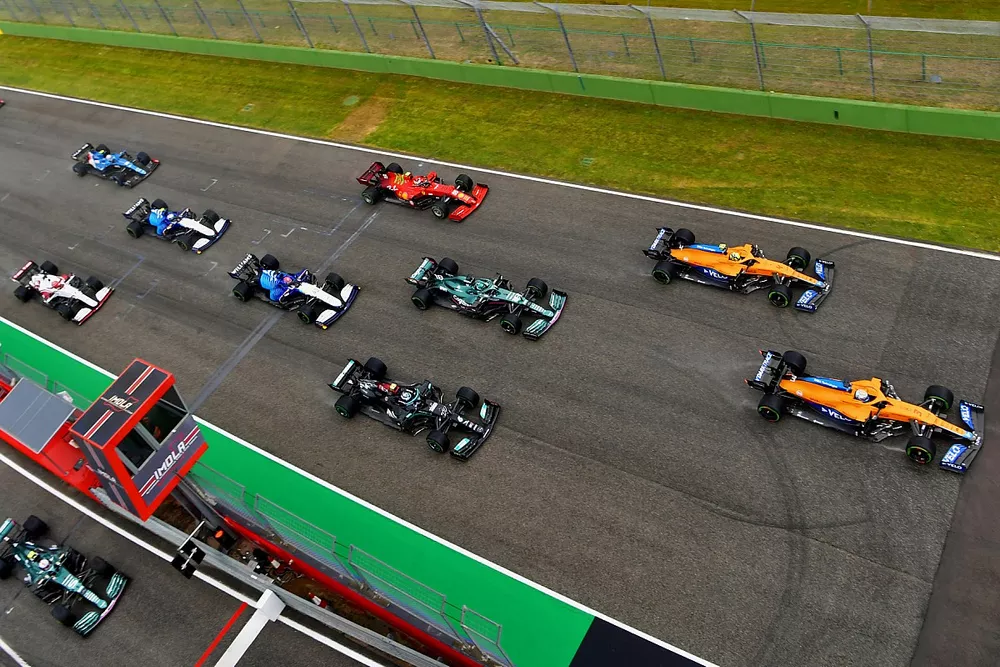 Daniel Ricciardo, McLaren MCL35M, Lando Norris, McLaren MCL35M, Lance Stroll, Aston Martin AMR21, Valtteri Bottas, Mercedes W12, George Russell, Williams FW43B, Carlos Sainz Jr., Ferrari SF21, and the remainder of the field at the start