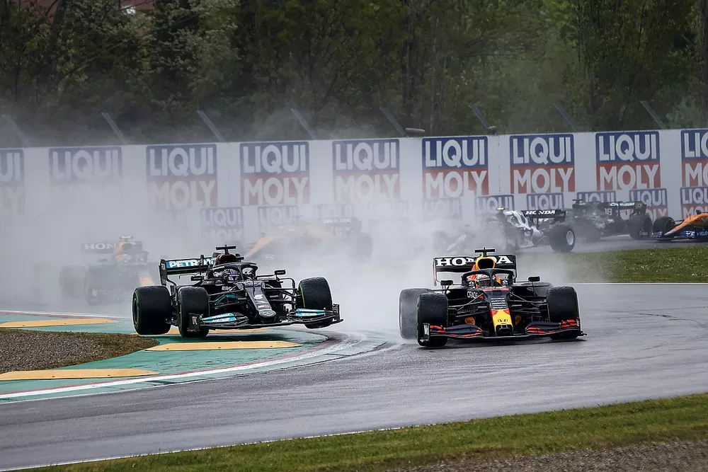 Max Verstappen, Red Bull Racing RB16B, Lewis Hamilton, Mercedes W12, on the opening lap