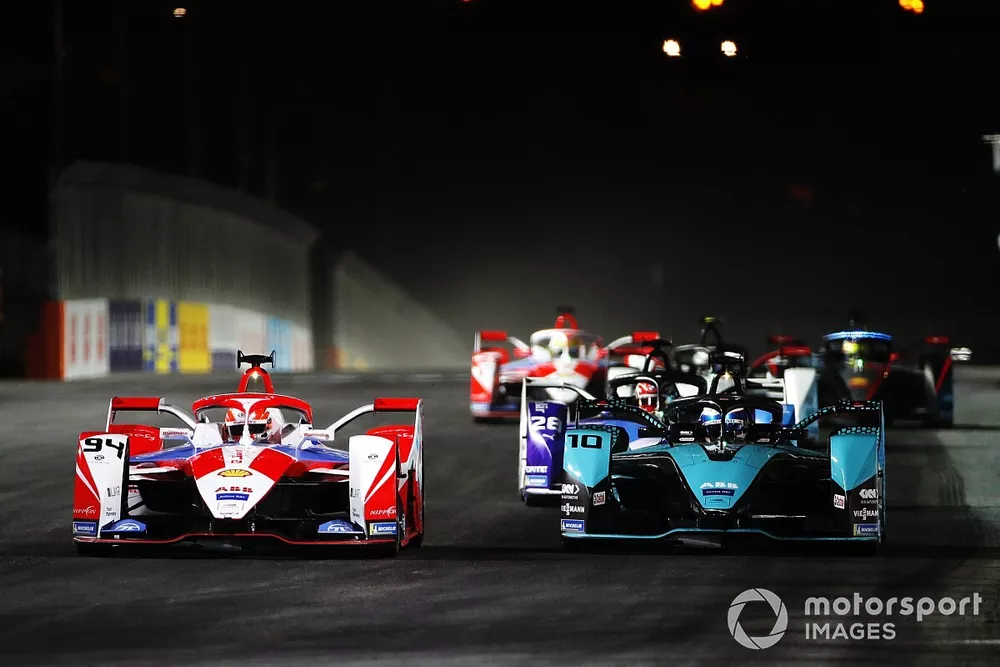 Alex Lynn, Mahindra Racing, M7Electro, battles with  Sam Bird, Panasonic Jaguar Racing, Jaguar I-Type 5