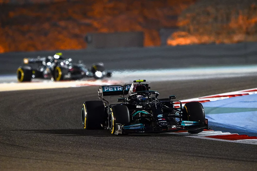 Valtteri Bottas, Mercedes W12, Sebastian Vettel, Aston Martin AMR21