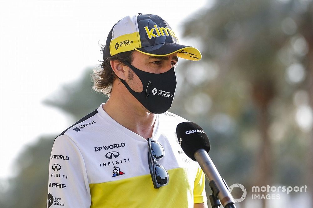 Fernando Alonso, Renault F1, talks to the press 