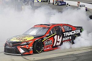 NASCAR Martinsville: Turbulentes Rennen endet mit Truex-Triumph