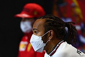 Hamilton a 2022-es terve miatt tesztelt a Pirellikkel