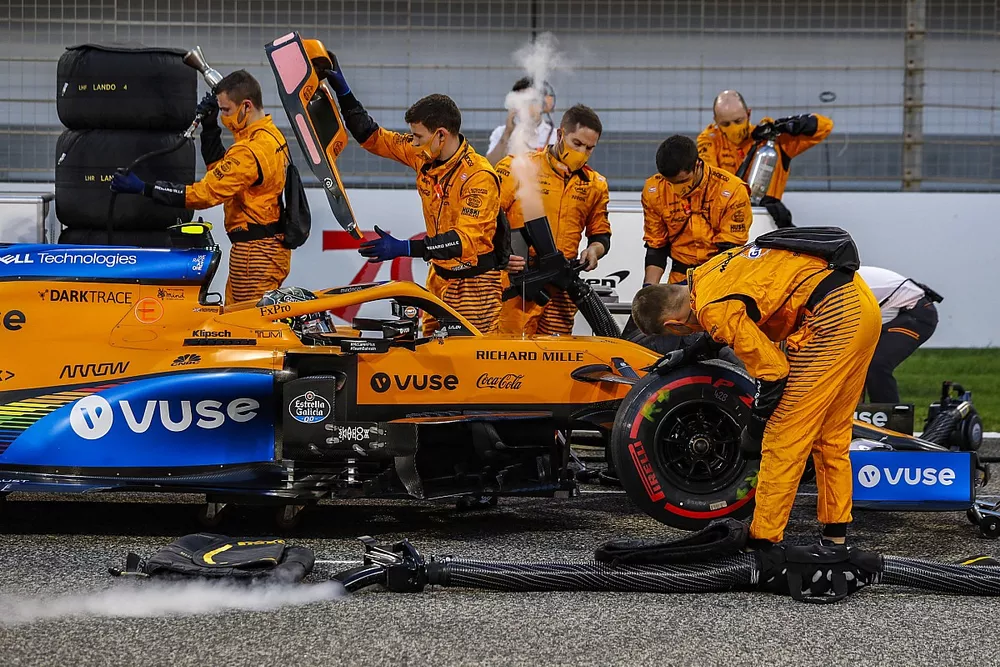 Los mecánicos trabajan en el McLaren MCL35 de Carlos Sainz