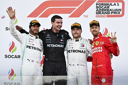 Bottas herovert WK-leiding met zege in Baku, Verstappen vierde